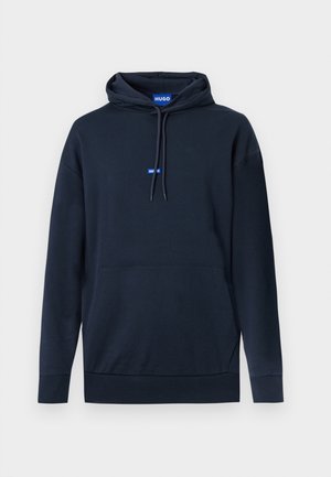 Marineblauer Hoodie mit Fronttasche, Kordelzugkapuze, gerippten Bündchen und Saum sowie kleinem blauen "HUGO"-Logo auf der Brust und am Innenkragen.