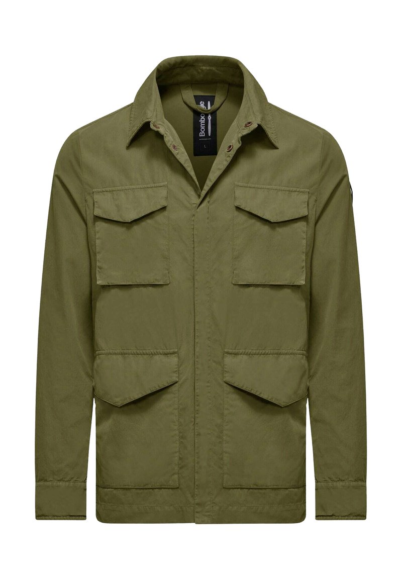 Giacca verde oliva realizzata in tessuto leggero, con colletto, quattro tasche anteriori e dettagli con bottoni sulle spalle.