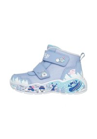 Bota hasta el tobillo de tela azul claro con dos tiras de velcro, parte superior texturizada y suela blanca con diseños gráficos multicolores de temática invernal.