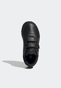 Černá atletická bota s texturovaným koženým svrškem, dvěma nastavitelnými pásky na suchý zip a polstrovaným vnitřkem; gumová podrážka s protiskluzovým vzorem.