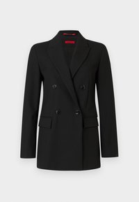 Μαύρο διπλό πέτο σακάκι με τέσσερα κουμπιά, πέτο με εγκοπή, μακριά μανίκια και εμπρόσθιες τσέπες με καπάκι, απεικονίζεται σε λευκό φόντο.