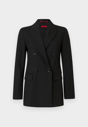 Μαύρο διπλό πέτο σακάκι με τέσσερα κουμπιά, πέτο με εγκοπή, μακριά μανίκια και εμπρόσθιες τσέπες με καπάκι, απεικονίζεται σε λευκό φόντο.