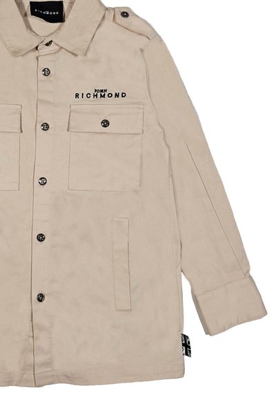 Giacca beige con due tasche sul petto e una tasca laterale, con bottoni neri e un logo che recita "John Richmond" sul lato sinistro.