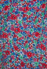 Motif floral dense avec petites et grandes fleurs rouges, bleues, vertes, roses et orange sur fond blanc.