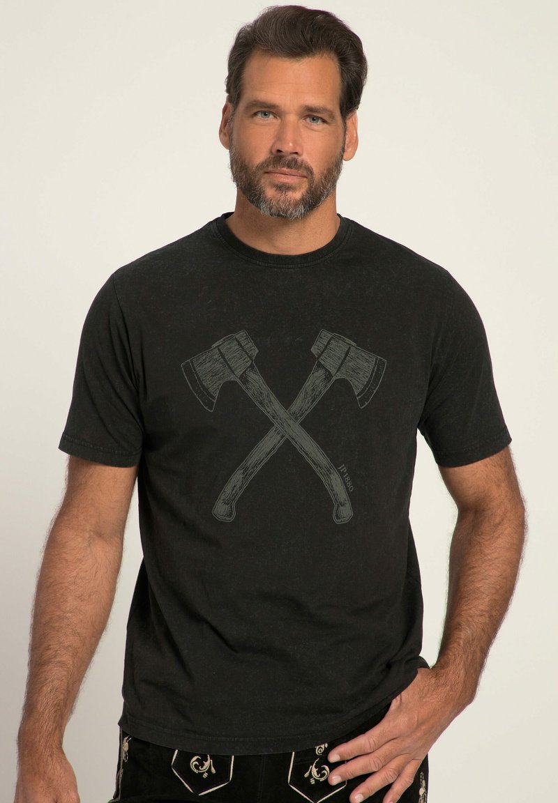 Sort bomulds T-shirt med grafik af krydsede økser i en slidte stil. Korte ærmer og rund hals fuldender designet.