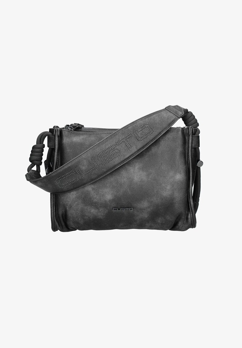 Borsa a tracolla in pelle nera con finitura texturizzata, tracolla regolabile e chiusura con zip. Presenta un logo impresso e cuciture rinforzate.