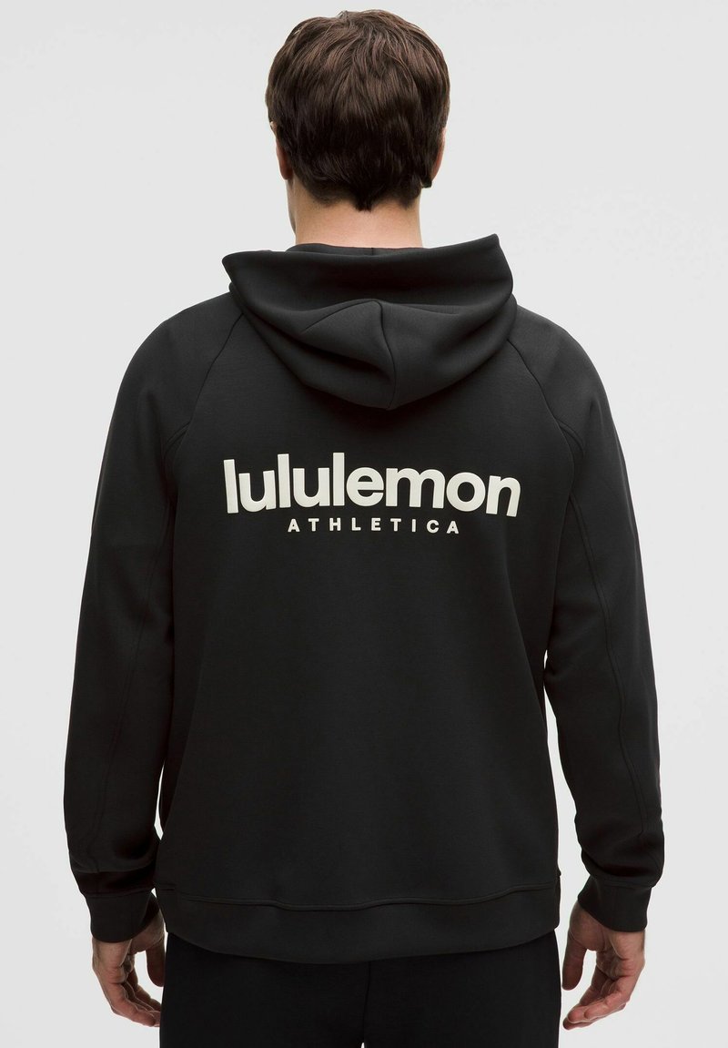 Felpa nera con cappuccio dalla fattura liscia, con un grande logo bianco "lululemon" e la scritta "ATHLETICA" sul retro.