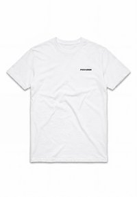 T-shirt bianca a maniche corte semplice con piccolo testo nero ""PEGADOR"" sul petto sinistro, stesa su uno sfondo bianco.