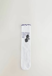 Calzino bianco con bordo arricciato viola, con la scritta "LA SOLITUDINE MI SI ADDICE" e un design di violino ricamato in nero.