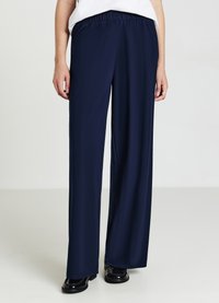 Pantaloni in tessuto leggero di colore blu navy, con vestibilità rilassata, cintura elastica e gambe ampie, caratterizzati da una texture morbida e dettagli minimi.