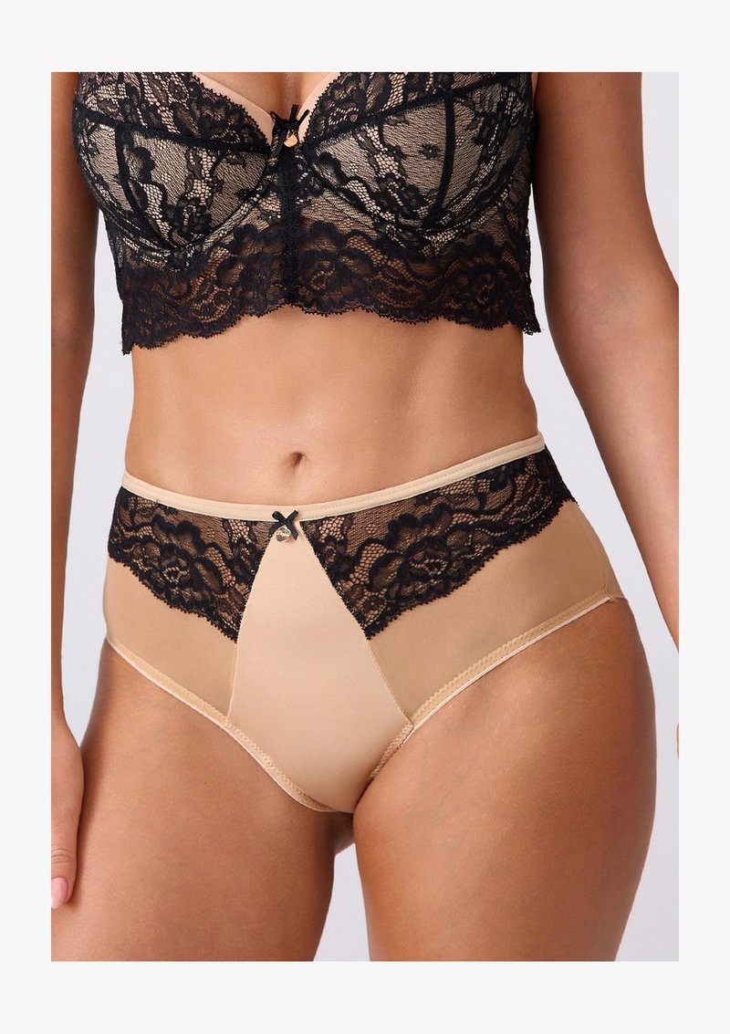 Koronkowe i satynowe majtki o wysokim stanie, z cielistą bazą i czarnymi koronkowymi akcentami w kwiatowy wzór, z małą czarną kokardką z przodu.