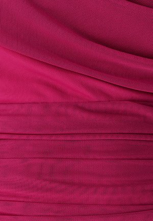 Textil en un vibrante tono magenta, con un patrón texturizado similar a una malla y tela recogida que crea líneas suaves y fluidas y profundidad.