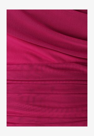 Textil en un vibrante tono magenta, con un patrón texturizado similar a una malla y tela recogida que crea líneas suaves y fluidas y profundidad.