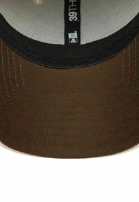 Braune und schwarze Kappe mit sichtbarer Naht und einem Größenetikett, das innen im schwarzen Innenfutter mit 39 gekennzeichnet ist.