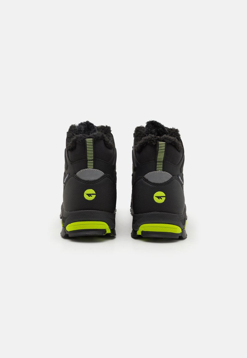 Czarne buty trekkingowe z szarymi akcentami, ocieplanym kołnierzem, limonkową podeszwą i odblaskowym paskiem z tyłu. Posiadają wytrzymałą górę o chropowatej teksturze.