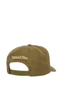 Olīvu zaļš cepure ar strukturētu dizainu, ar "Mitchell & Ness" izšuvumu krēmkrāsā aizmugurē un regulējamu plastmasas siksniņu.