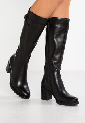 Botas de cuero negras hasta la rodilla con un acabado texturizado, tacón cuadrado y cremallera lateral. Presentan un detalle de hebilla cerca de la parte superior.