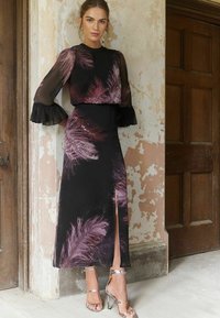 Love & Roses FLUTE SLEEVE FEATHER PRINT MIDI - Denní šaty - purple