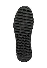 Semelle de chaussure en caoutchouc noir avec un design texturé comportant des perforations ovales pour la respirabilité et la traction. Nom de la marque "GEOX" embossé sur le côté.