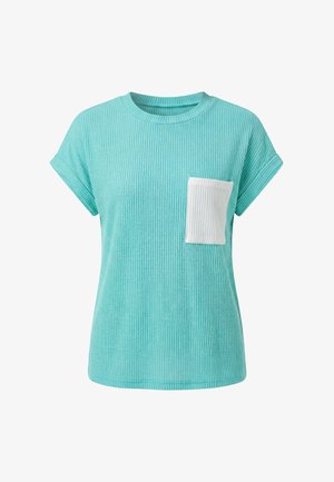 Tricou turcoaz cu mâneci scurte, cu striații, guler rotund și buzunar alb cu striații contrastant, pe partea stângă a pieptului.