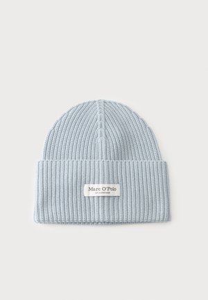 Bonnet tricoté bleu clair avec un motif côtelé et un revers plié comportant une étiquette blanche avec l'inscription Marc O'Polo.