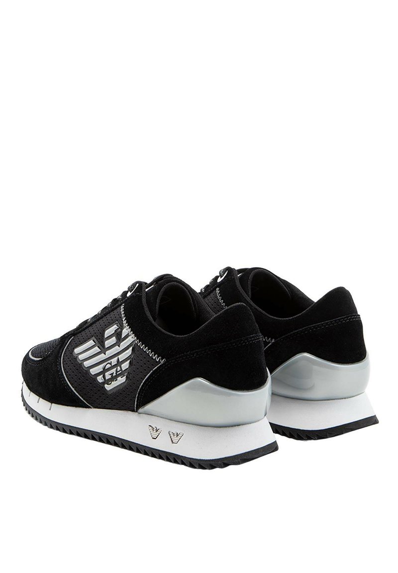 Sneakers neri realizzati con una combinazione di materiali scamosciati e mesh, con un tallone lucido, suola in gomma e dettagli del logo in argento.