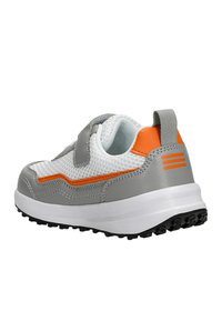 Scarpa sportiva grigia con tomaia in rete, accenti arancioni e intersuola bianca. Presenta una fascia in Velcro e una suola in gomma rialzata per una migliore trazione.
