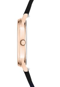 Roze goudkleurig horloge met een gepolijste ronde kast, een dikke rand en een gestructureerde kroon, gecombineerd met een zwarte band. Glad metaal en rubber materialen.