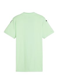 T-shirt verde chiaro a maniche corte realizzato in tessuto morbido; presenta un colletto tondo e un logo sulla manica sinistra. Design posteriore semplice.