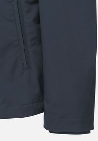 Manica di giacca blu scuro con texture liscia, cuciture a punto e una tasca con zip. Il materiale sembra leggero e resistente all'acqua.