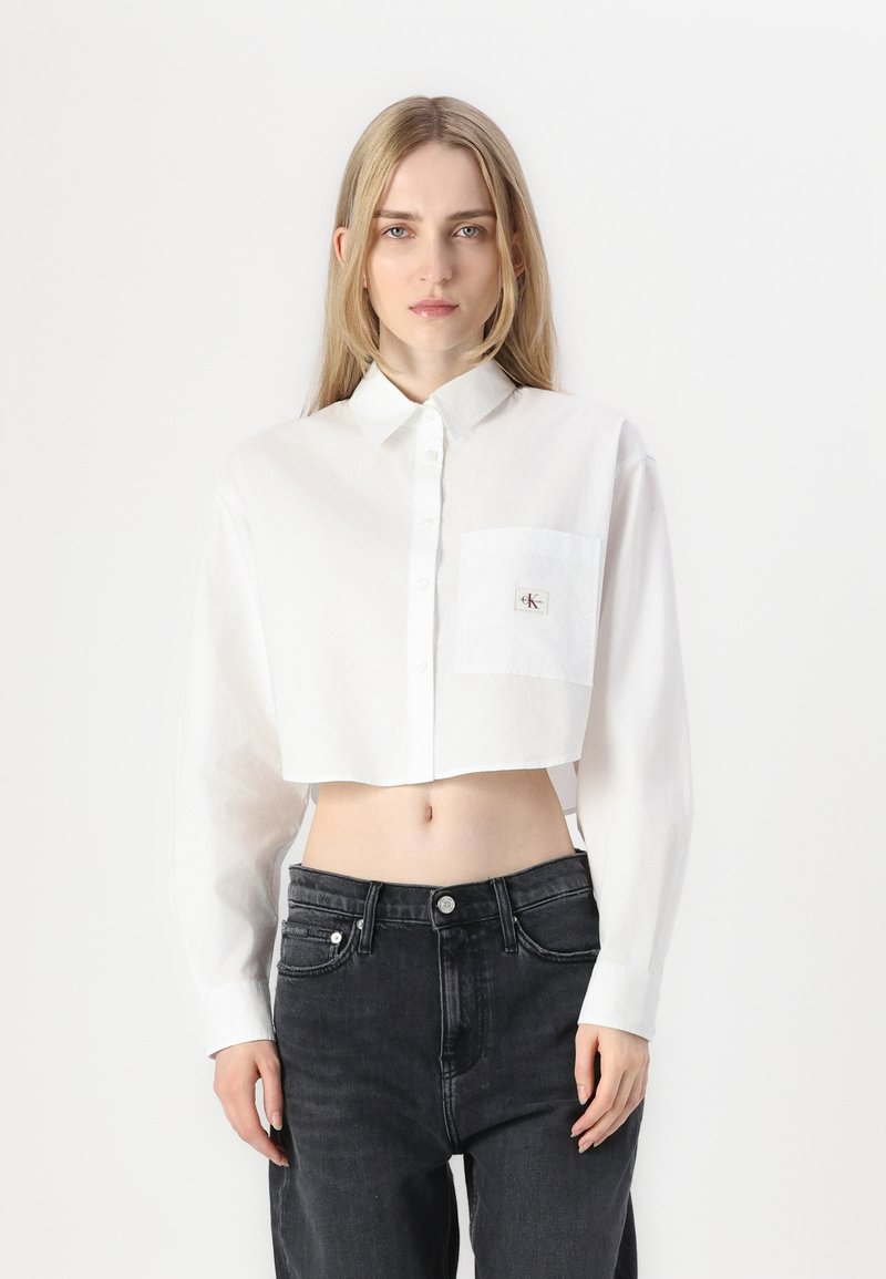 Calvin Klein Jeans - LABEL CROPPED SHIRT - Hemdbluse - bright white, Vergrößern