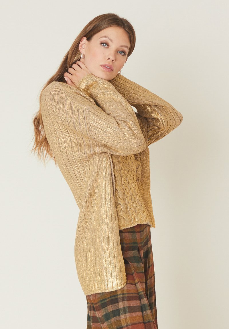 Manila Grace CABLE WITH EFFECT Maglione oro/dorato