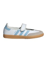 Biely a svetlomodrý športový topánok s pásikom na suchý zips, semišovou špičkou a podrážkou z gumy s textúrovanými vzormi pre lepšiu priľnavosť.