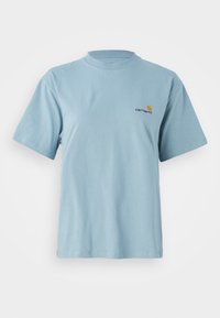 Svetlomodré tričko s krátkym rukávom z bavlny s okrúhlym výstrihom a malým žltým a červeným logom Carhartt na ľavej hrudi.