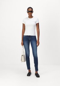 Tommy Jeans LINEAR TEE 2 PACK - Camiseta básica - regatta red/white