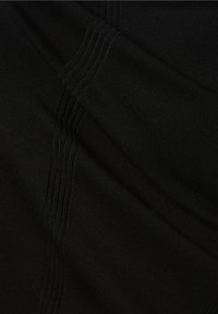 Tissu en maille noire avec une texture lisse et des sections côtelées visibles, présentant un design simple et sans coutures.