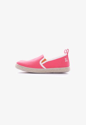 Scarpa slip-on in canvas di un vivace rosa, con accenti bianchi e una suola in gomma leggera e texturizzata di colore chiaro. Presenta una piccola linguetta sul tallone.