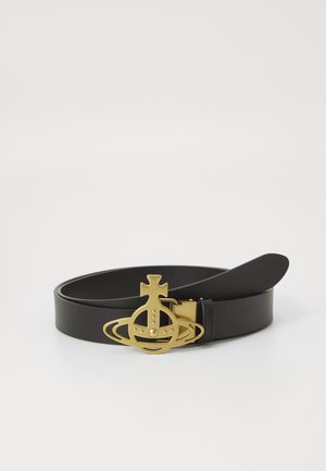 Cinto em couro preto com uma fivela dourada em forma de espaçonave, com elementos decorativos e uma textura suave.