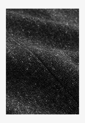 Stof negru texturat cu fire mai deschise intercalate, prezentând un aspect moale, țesut și un model subtil, variat.