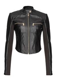Černá kožená zkrácená bunda s žebrovanými detaily na ramenou, dvěma zlatými zipovými kapsami a kontrastními tkaninovými rukávy. Přední zapínání na zip.