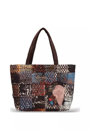 Torba typu tote z wzorem patchwork w brązowych, niebieskich i pomarańczowych tonach, z małą kreskówkową dziewczynką, kwiatami i szczegółami tekstu pisanym kursywą.