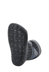 Grau gestrickte Socke aus weichem Material mit einem strukturierten, schwarz-blauen Streifenmuster. Die Sohle hat ein gummiartiges Griffmuster für besseren Halt.