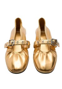 Ballet flats sintetiche dorate con punta arrotondata, design arricciato in elastico e una ampia fascia regolabile con borchie argentate rotonde.