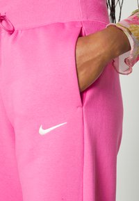 Nike Sportswear SPORTSWEAR PHOENIX FLEECE - Calças de fato de treino - pinksicle