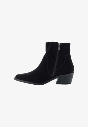 Czarne zamszowe botki za kostkę z bocznym zamkiem, spiczastym noskiem i słupkowym obcasem.