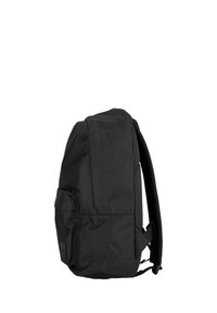 Czarny plecak wykonany z trwałego materiału, prostokątny kształt, regulowane paski, boczna kieszeń oraz teksturowany materiał zapewniający chwyt.