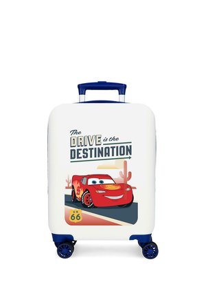 Maleta blanca con asa y ruedas azules, con un coche de carreras de dibujos animados rojo y el texto "El viaje es el destino" con el cartel de la Ruta 66.