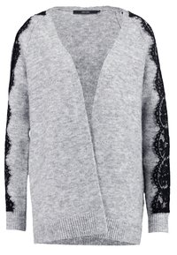 Grijze cardigan gemaakt van zacht gebreid materiaal, met zwarte kanten accenten op de mouwen en een ontspannen open voorkant ontwerp.