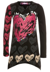 Czarna koszula z długim rękawem z dużym, zniszczonym czerwonym sercem, mniejszymi szarymi i beżowymi sercami oraz napisem "tak, sprawiasz, że czuję się dobrze!!!" otaczającym główne serce.