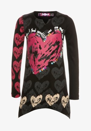 Camisa negra de manga larga con un gran corazón rojo desgastado, corazones más pequeños en gris y beige, y el texto "¡sí, me haces sentir bien!!!" alrededor del corazón principal.